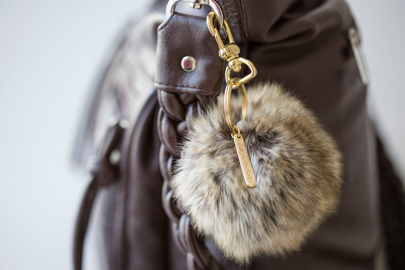 Porte-clés pompon imitation fourrure et breloques dorées