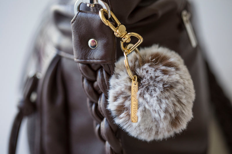 Porte-clés pompon imitation fourrure et breloques dorées