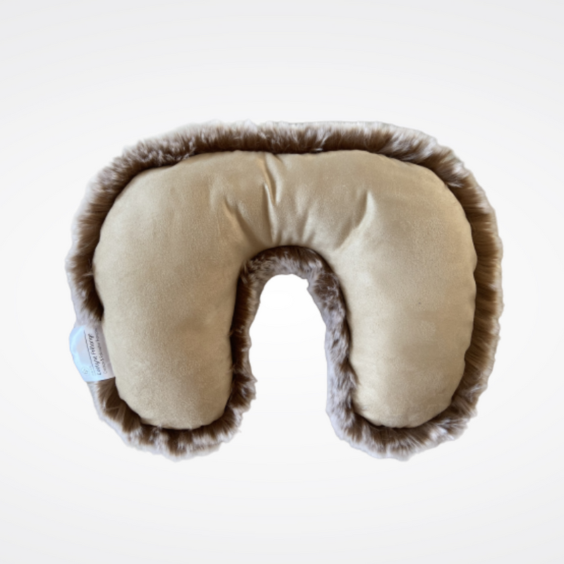 Coussin de voyage en fausse fourrure avec doublure en suédine Maison Prélonge couleur châtaigne.