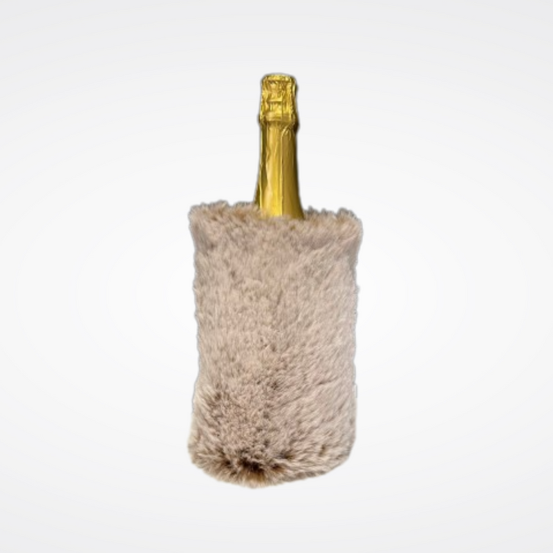 Couvre bouteille en fausse fourrure couleur châtaigne Maison Prélonge.