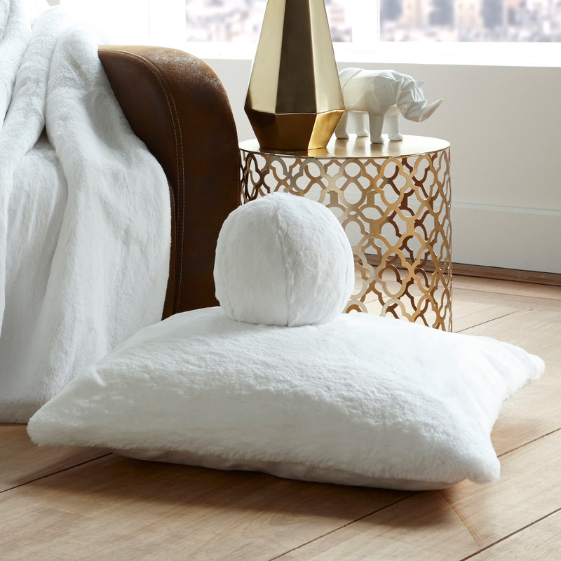 Coussin de sol et coussin rond en fausse fourrure Maison Prélonge couleur blanche.