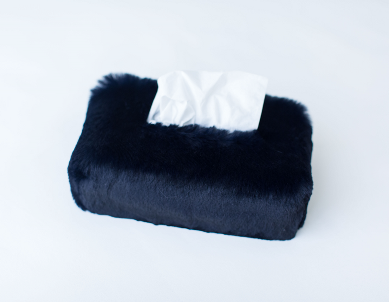 Couvre boite mouchoirs rectangle en fausse fourrure couleur bleu marine Maison Prélonge.