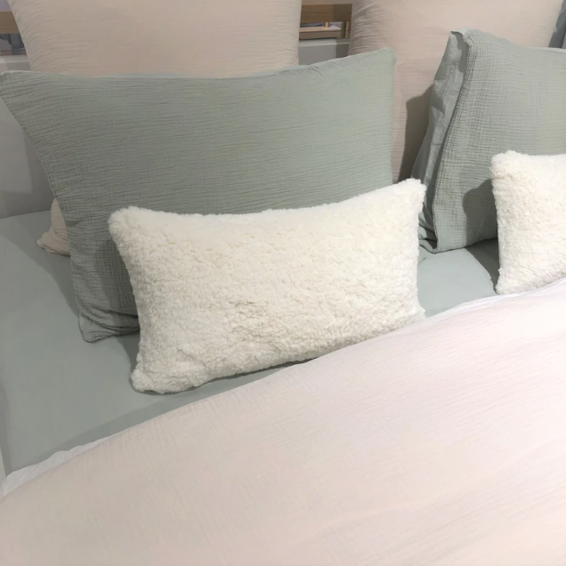 Coussin rectangle en fausse fourrure façon mouton Maison Prélonge