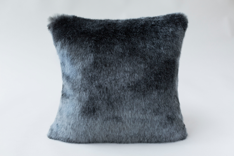 Housse de coussin carré en fausse fourrure couleur gris anthracite Maison Prélonge