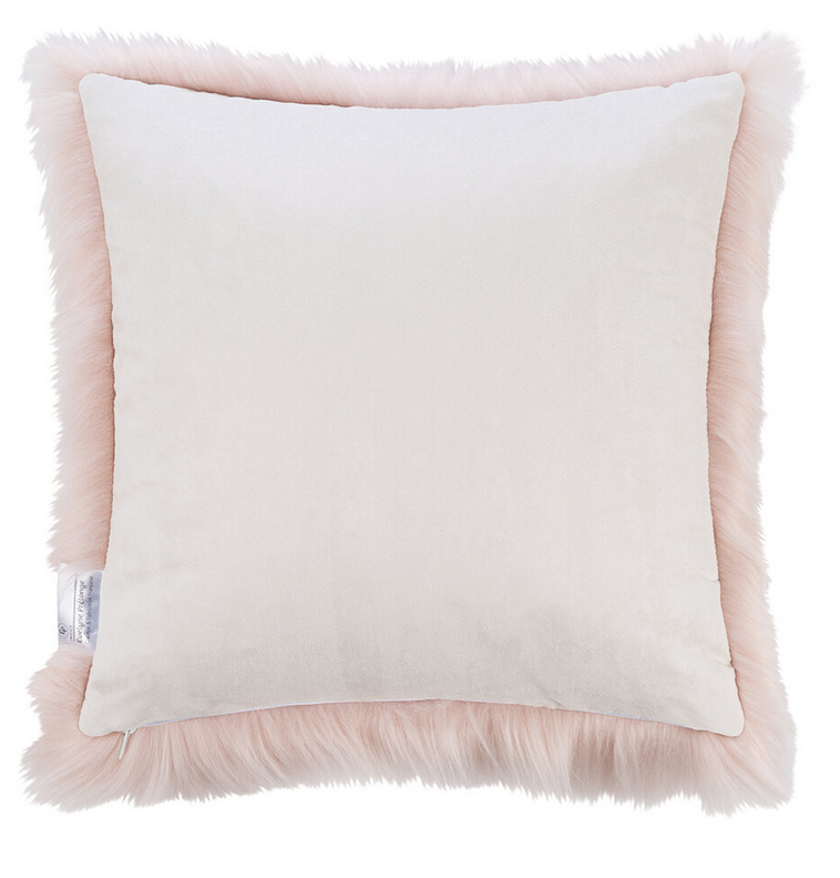 Coussin carré en fausse fourrure himalaya blush et doublure en suédine Maison Prélonge.