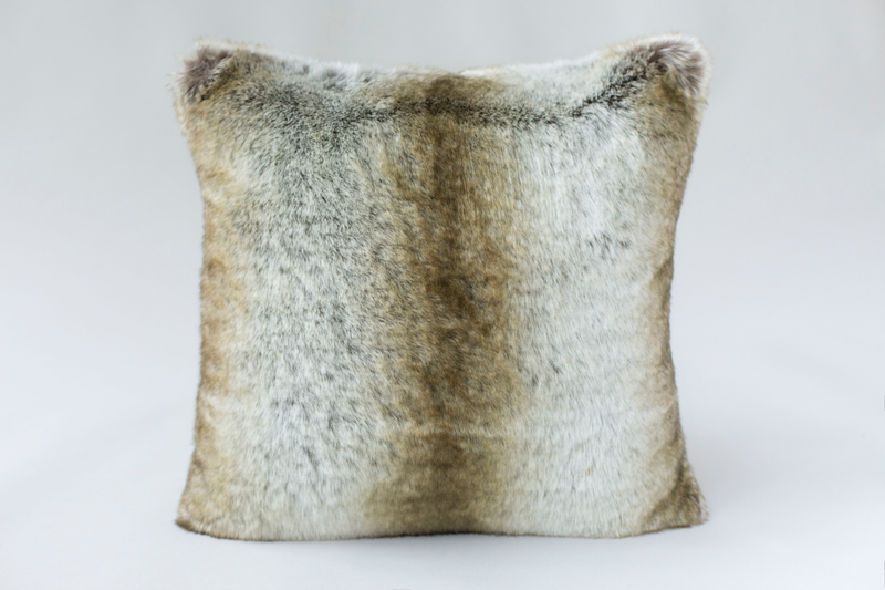 Housse de coussin carré en fausse fourrure couleur monaco Maison Prélonge