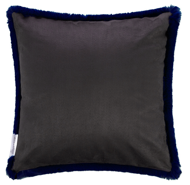 Coussin carré en fausse fourrure bleu marine et doublure en suédine Maison Prélonge.