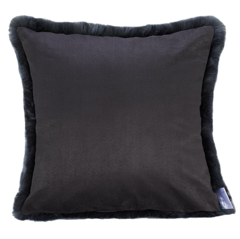 Coussin carré en fausse fourrure gris anthracite et doublure en suédine Maison Prélonge.