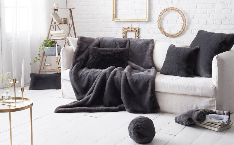 Plaid en fausse fourrure couleur gris smoky Maison Prélonge
