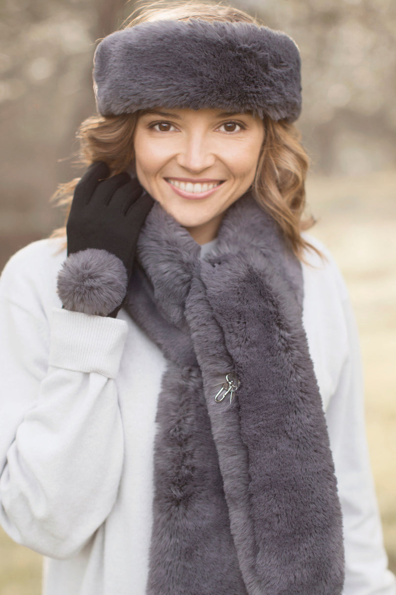 Echarpe en fausse fourrure couleur gris smoky Maison Prélonge.