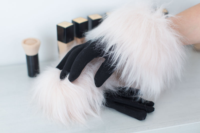 Gants extensibles avec bandeau en fausse fourrure couleur himalaya blush Maison Prélonge.