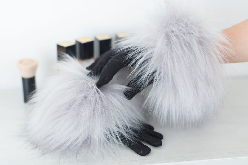 Gants extensibles avec bandeau en fausse fourrure couleur himalaya perle Maison Prélonge.