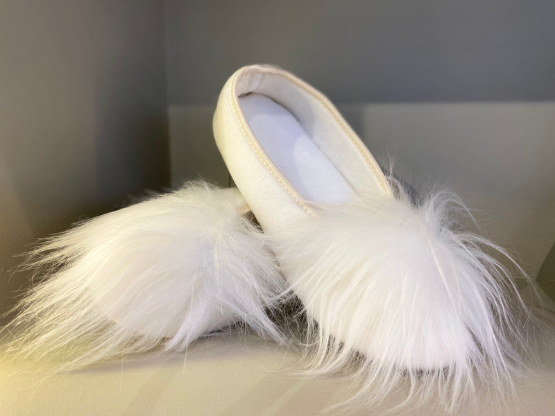 Chaussons en velours avec pompon en fausse fourrure ivoire Maison Prélonge