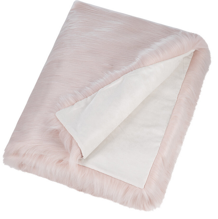 Plaid en fausse fourrure couleur himalaya blush Maison Prélonge.