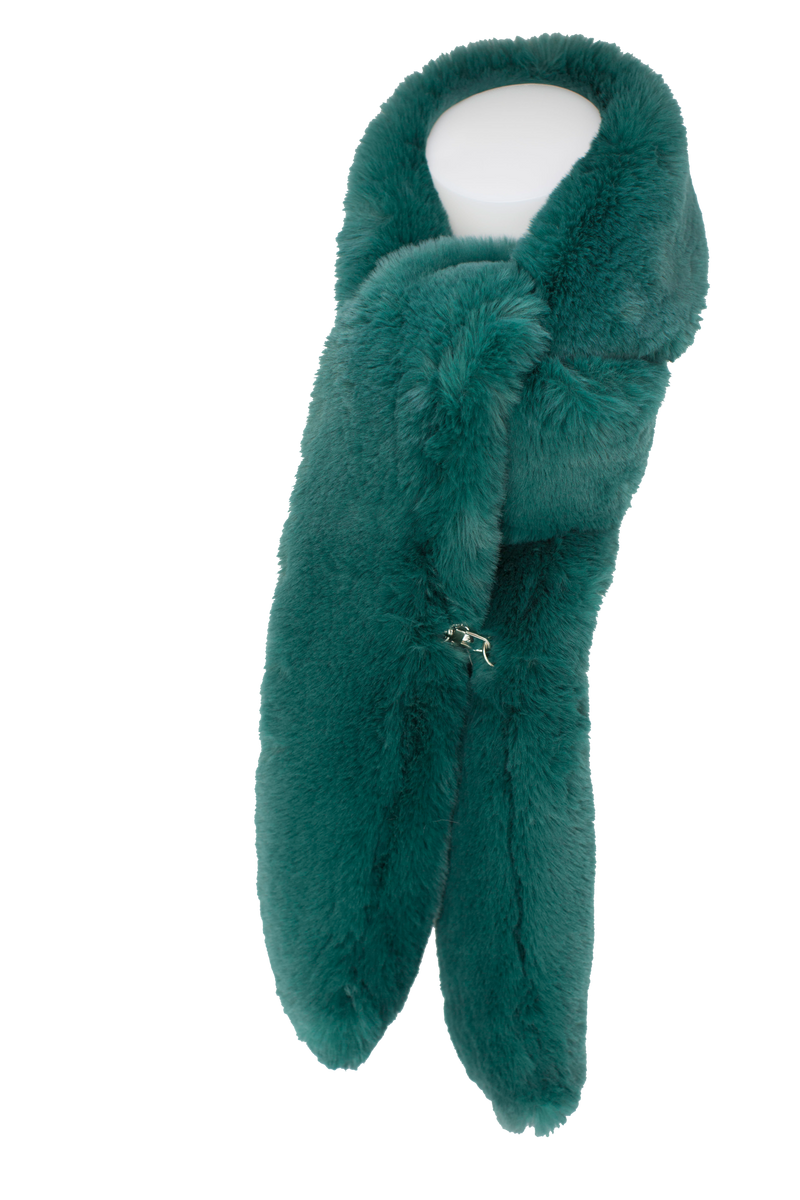 Echarpe en fausse fourrure couleur vert alpin Maison Prélonge.