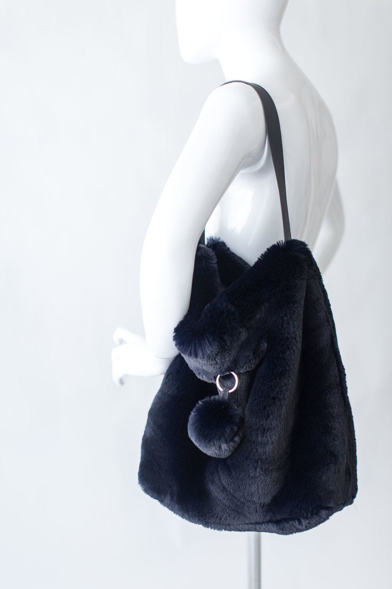 Grand sac en fausse fourrure couleur bleu marine Maison Prélonge