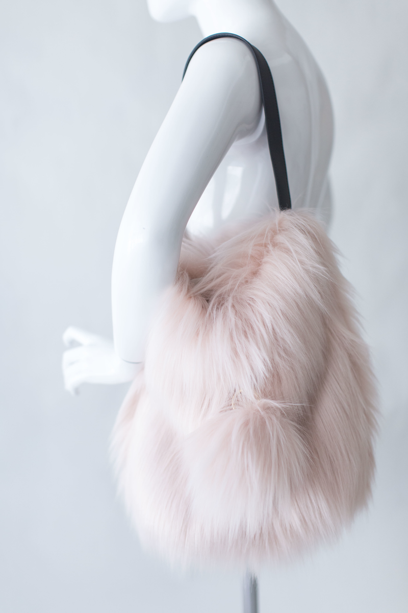 Grand sac en fausse fourrure couleur himalaya blush Maison Prélonge