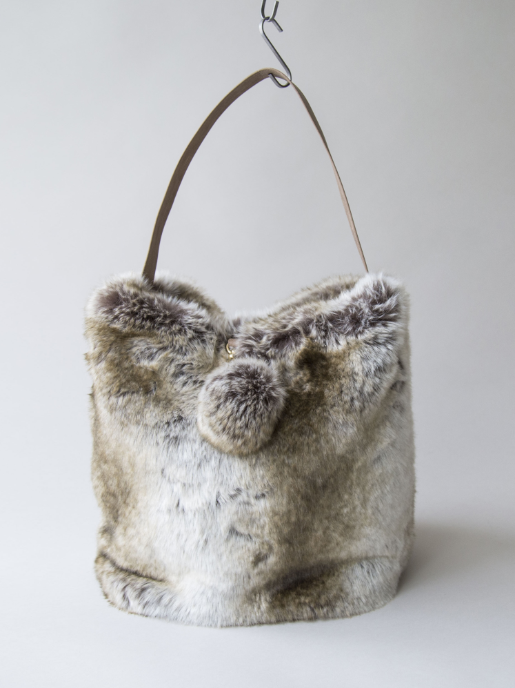 Grand sac en fausse fourrure couleur monaco Maison Prélonge