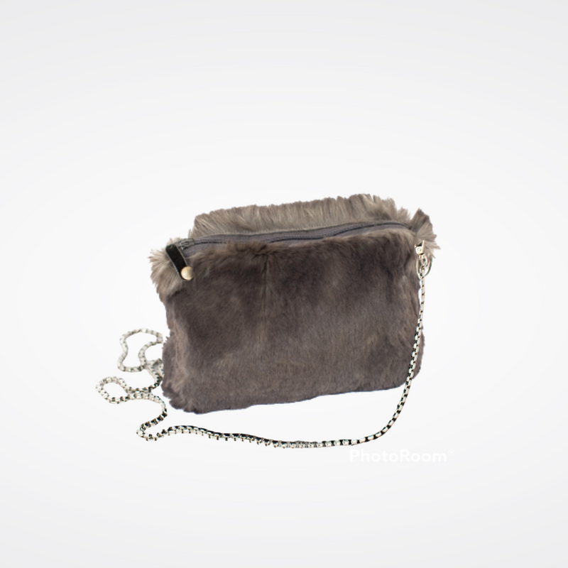 Sac pochette en fausse fourrure Maison Prélonge couleur gris smoky