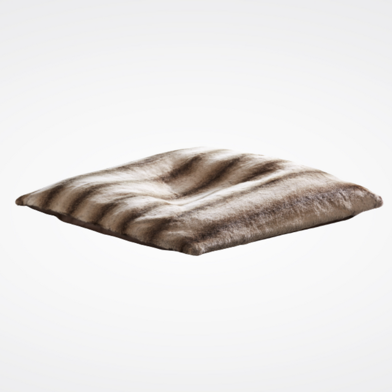 Coussin de sol en fausse fourrure Maison Prélonge couleur Monaco.