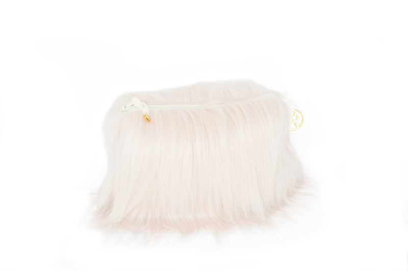 Trousse en fausse fourrure couleur himalaya blush Maison Prélonge
