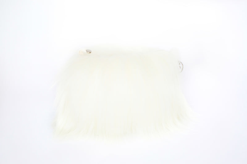 Trousse en fausse fourrure couleur himalaya ivoire Maison Prélonge