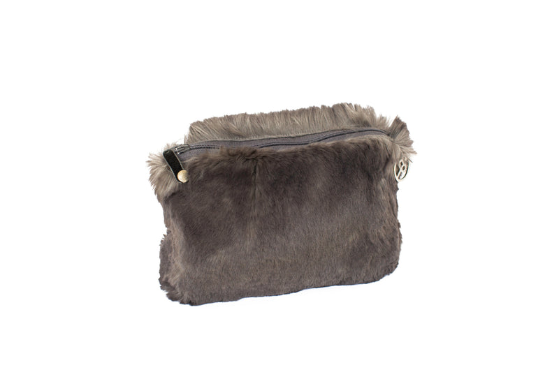Trousse en fausse fourrure couleur gris smokyMaison Prélonge