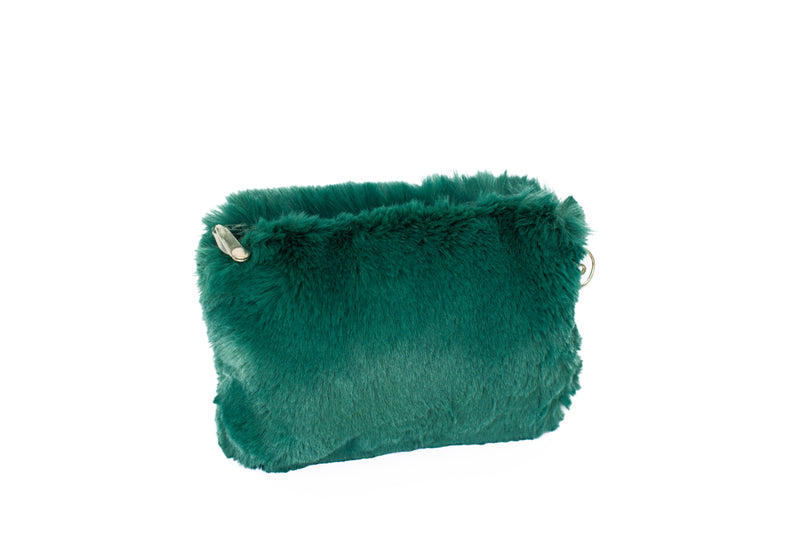 Trousse en fausse fourrure couleur vert alpin Maison Prélonge
