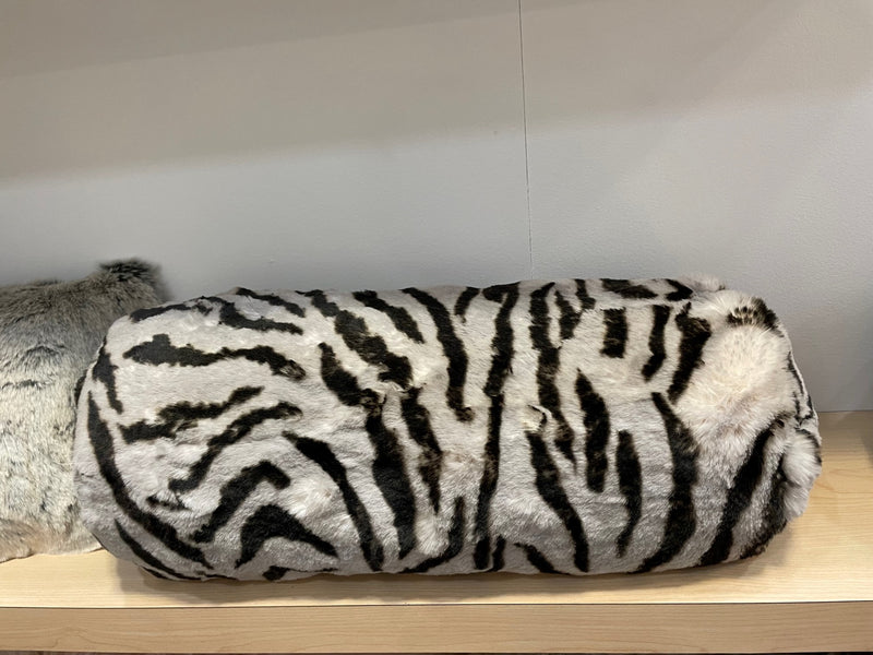 Coussin traversin en fausse fourrure couleur tigre blanc Maison Prélonge.