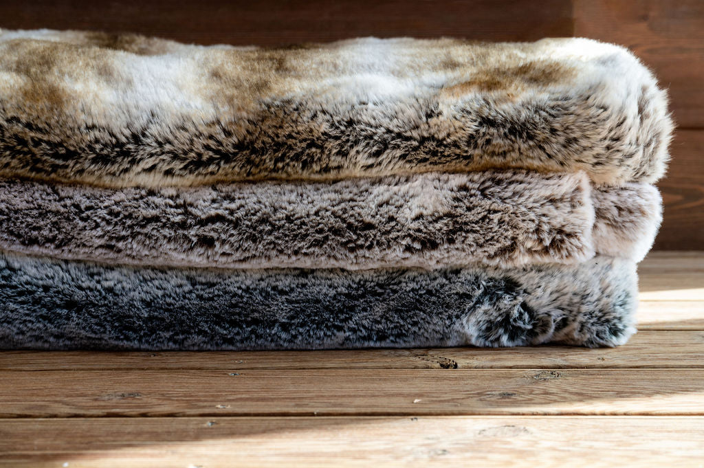 Comment nettoyer son plaid en fausse fourrure en 4 étapes.