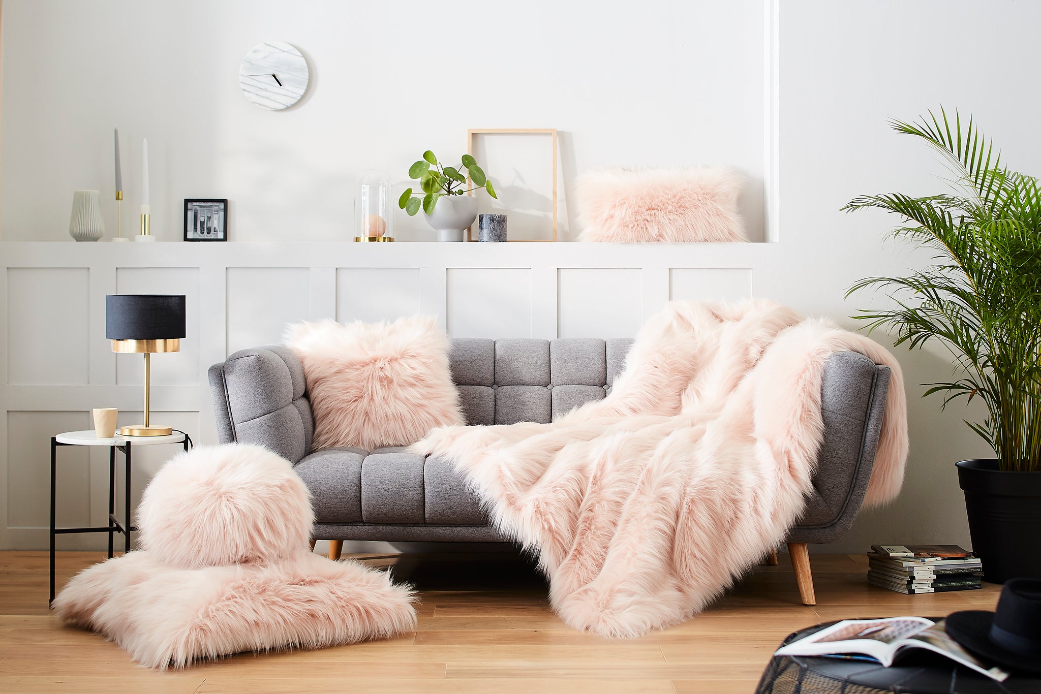 Faux fur, a must-have for winter decoration
