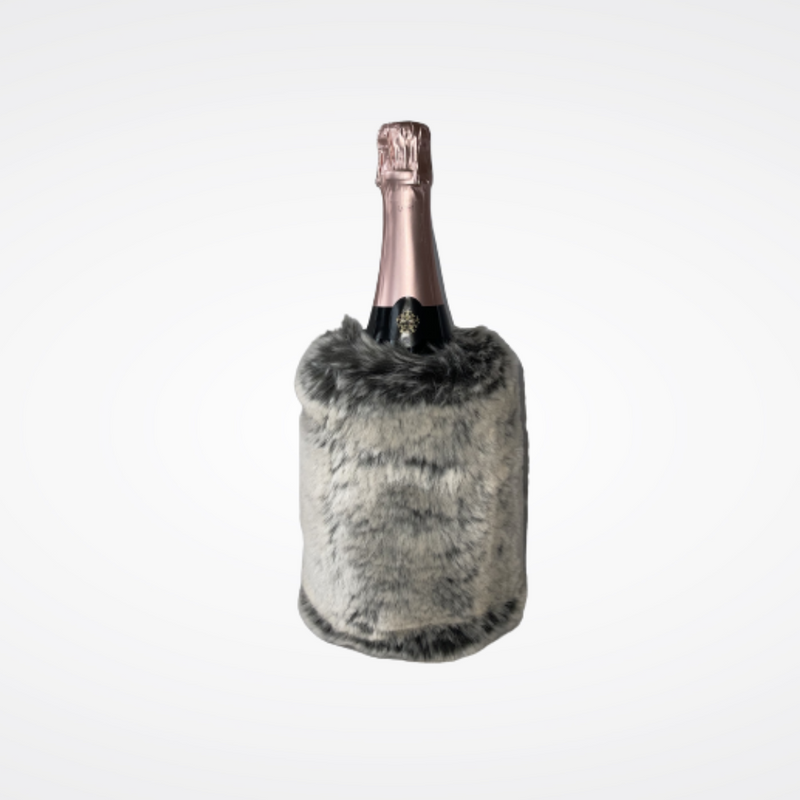 Couvre bouteille en fausse fourrure couleur glacier Maison Prélonge.