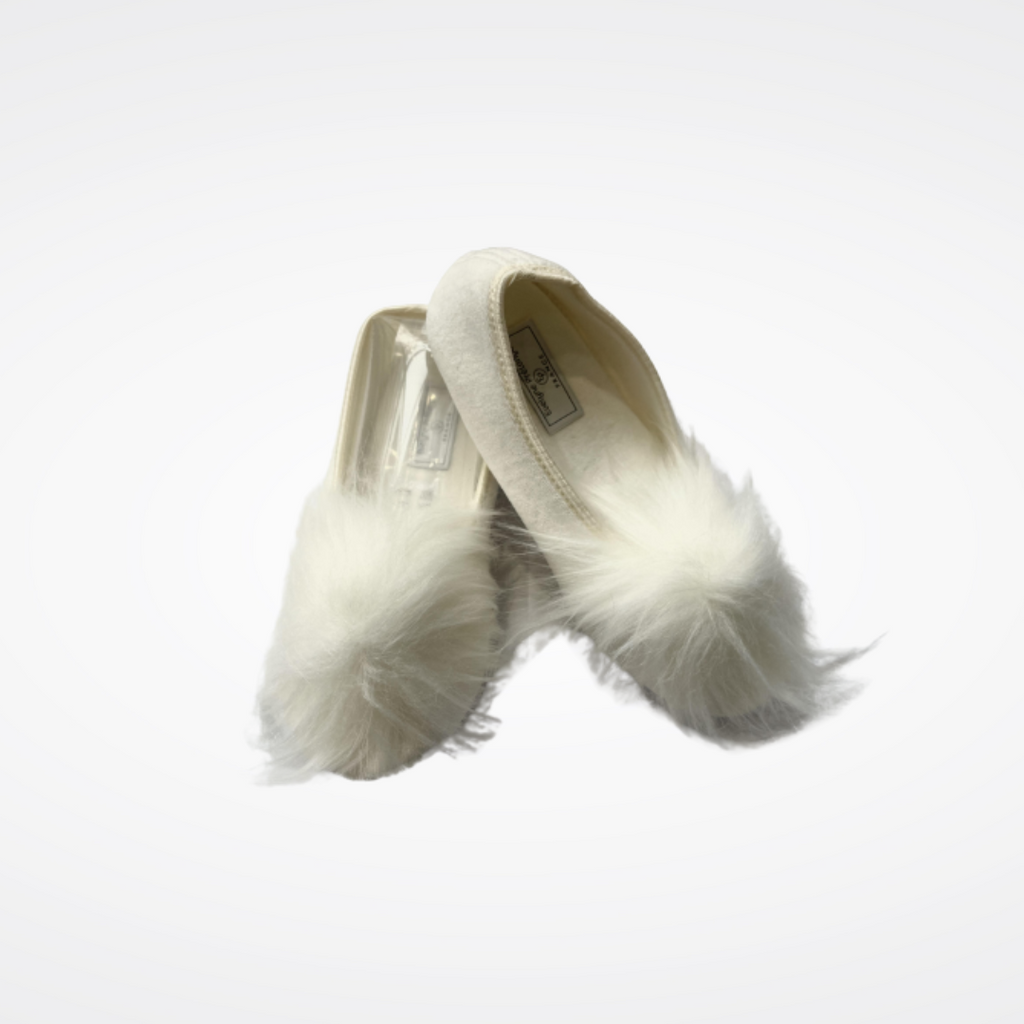 Chaussons en velours avec pompon en fausse fourrure ivoire Maison Prélonge