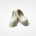 Chaussons en velours avec pompon en fausse fourrure ivoire Maison Prélonge
