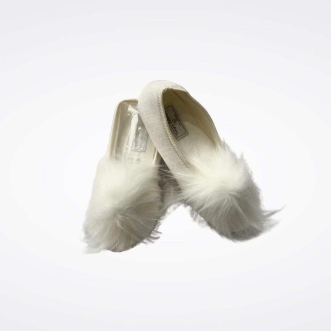 Chaussons en velours avec pompon en fausse fourrure ivoire Maison Prélonge