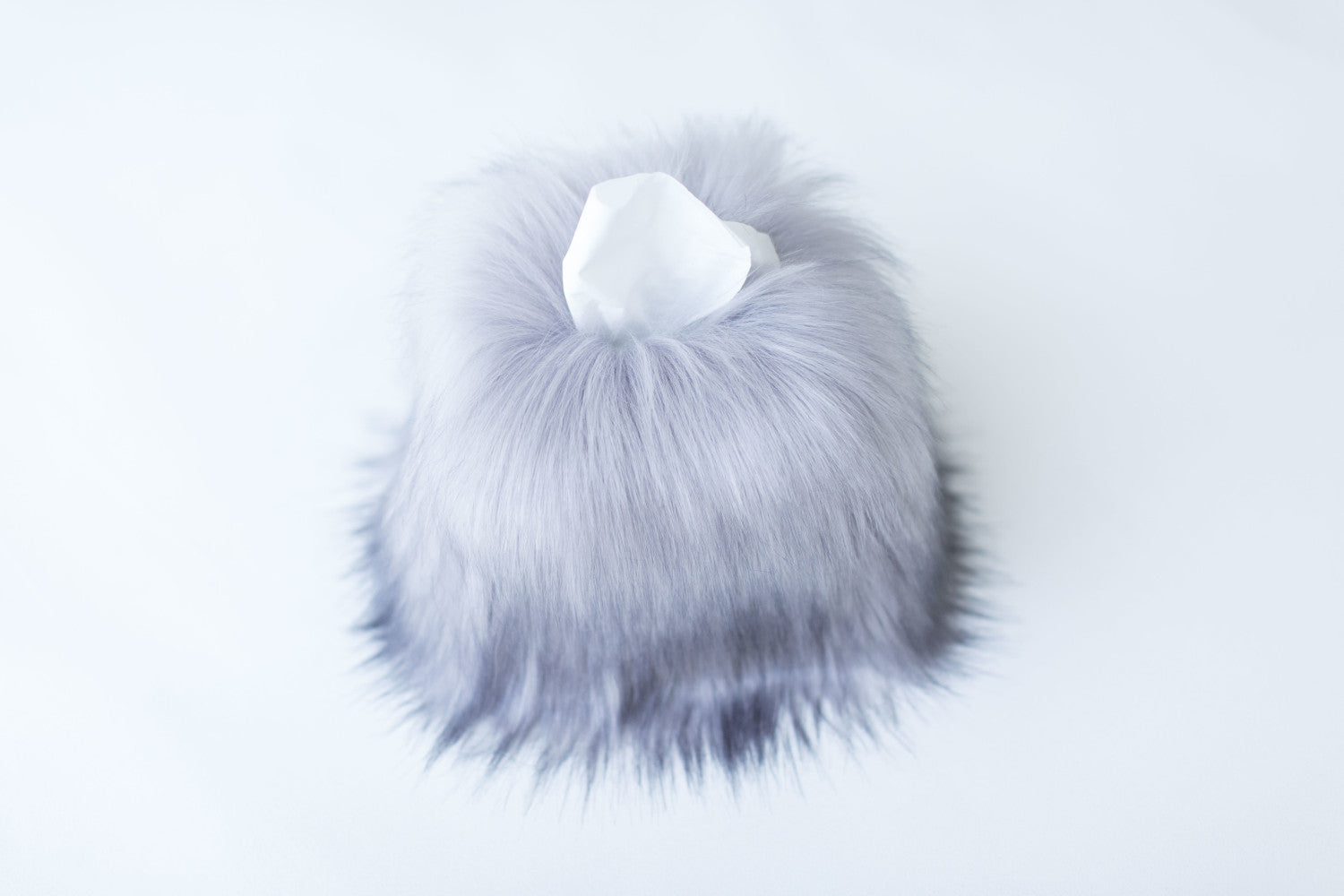 Couvre boite mouchoirs en fausse fourrure Maison Prélonge couleur himalaya perle.
