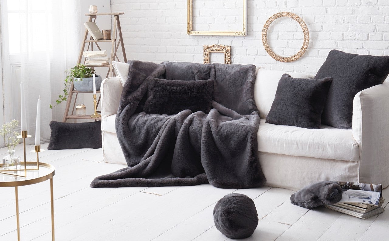 Plaid en fausse fourrure couleur gris smoky Maison Prélonge