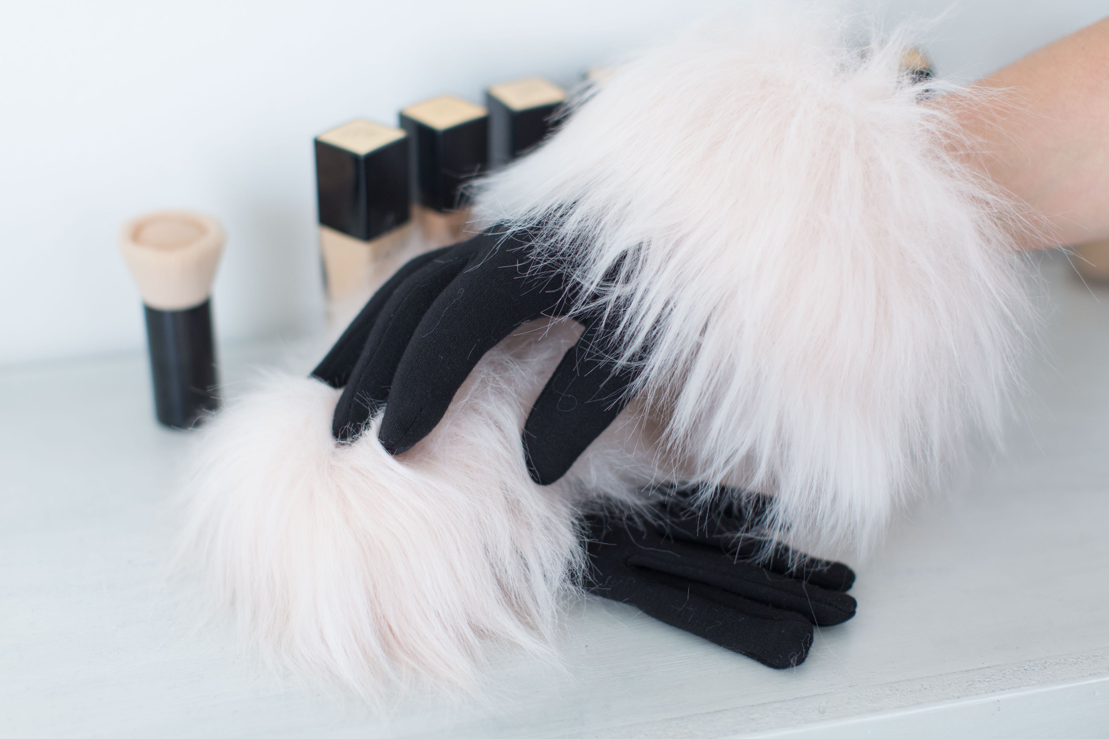 Gants extensibles avec bandeau en fausse fourrure couleur himalaya blush Maison Prélonge.