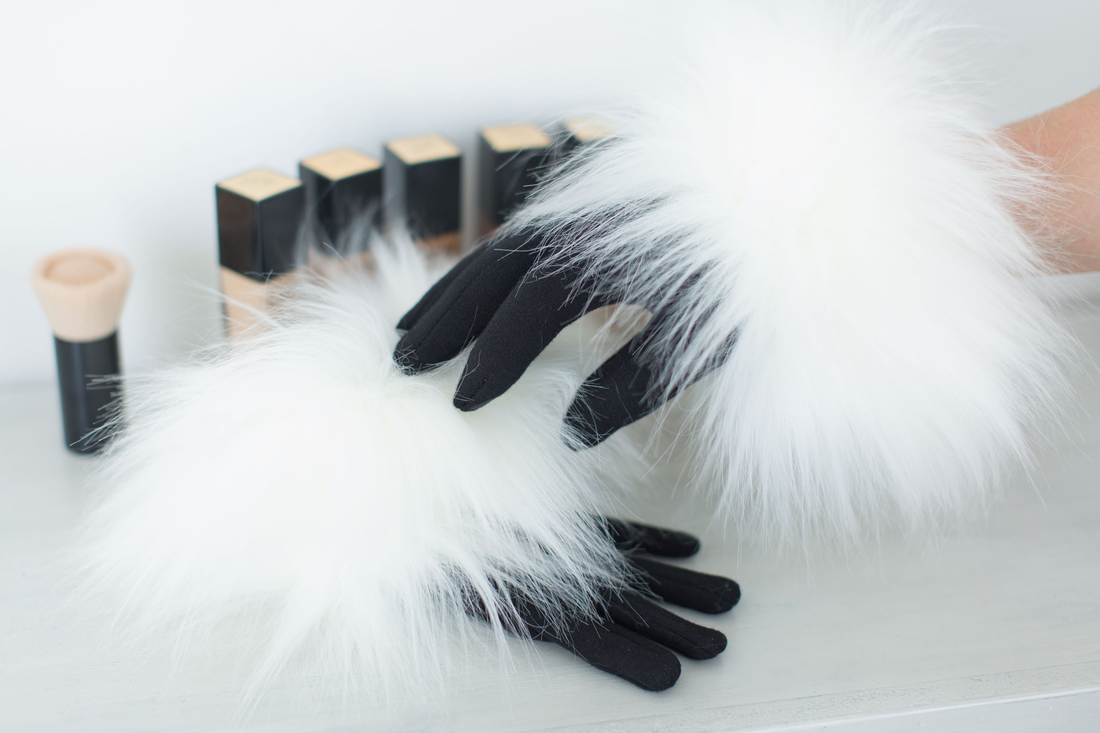 Gants extensibles avec bandeau en fausse fourrure couleur himalaya ivoire Maison Prélonge.