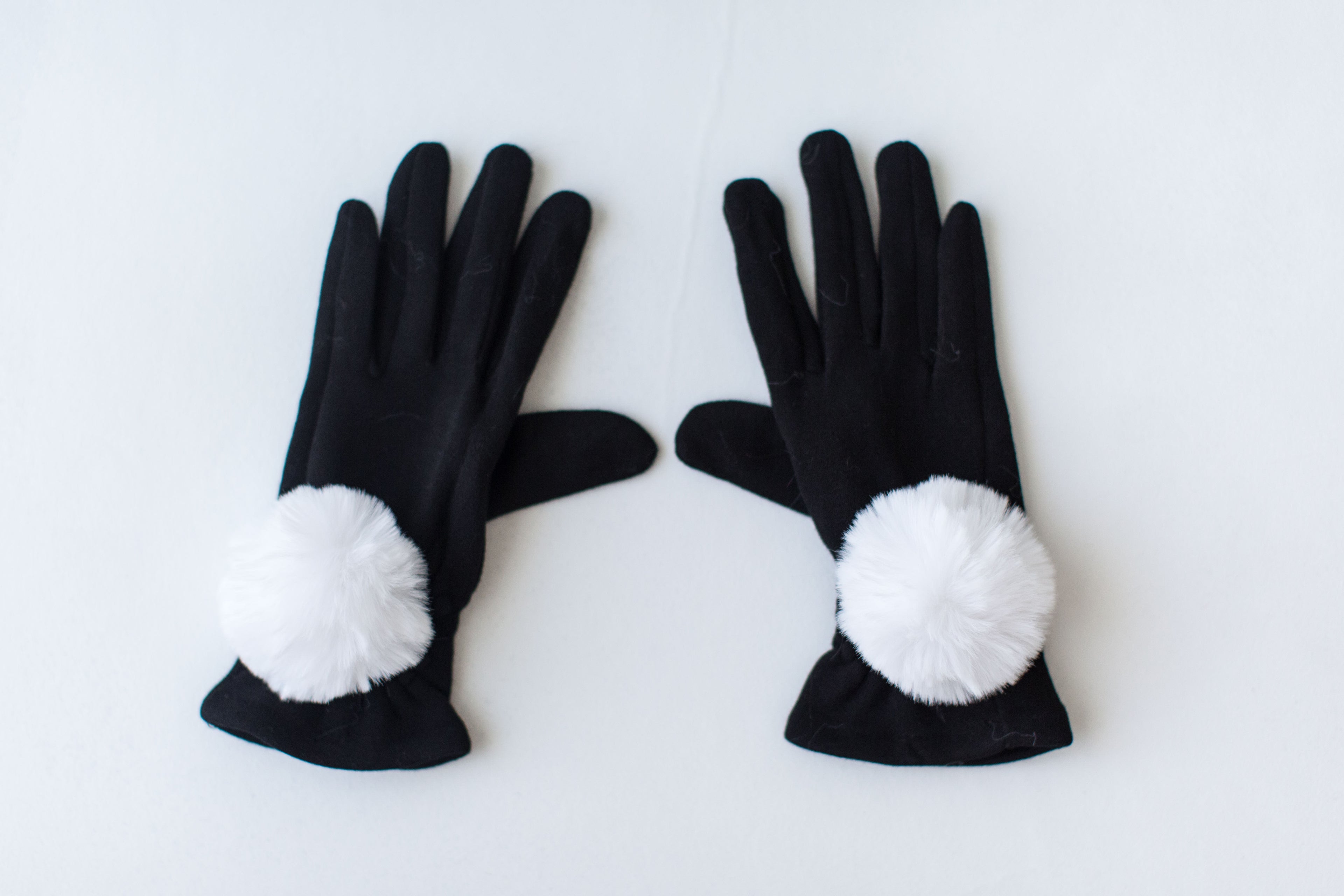Gants extensibles avec pompons en fausse fourrure couleur blanc Maison Prélonge.