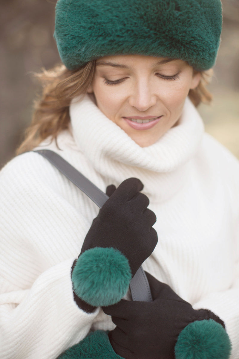 Bandeau en fausse fourrure avec gants pompons couleur vert alpin Maison Prélonge.