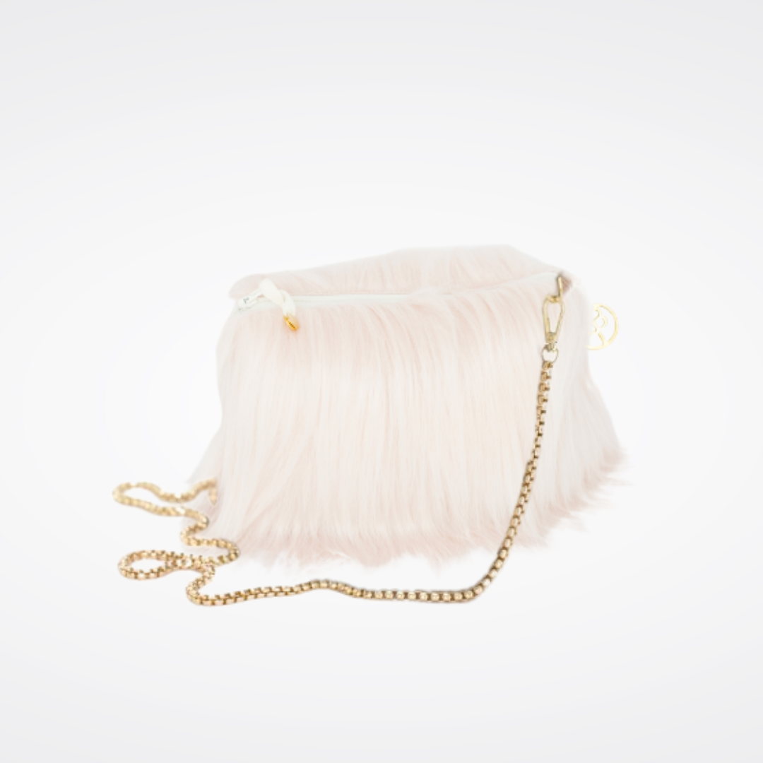 Sac pochette en fausse fourrure Maison Prélonge couleur himalaya blush