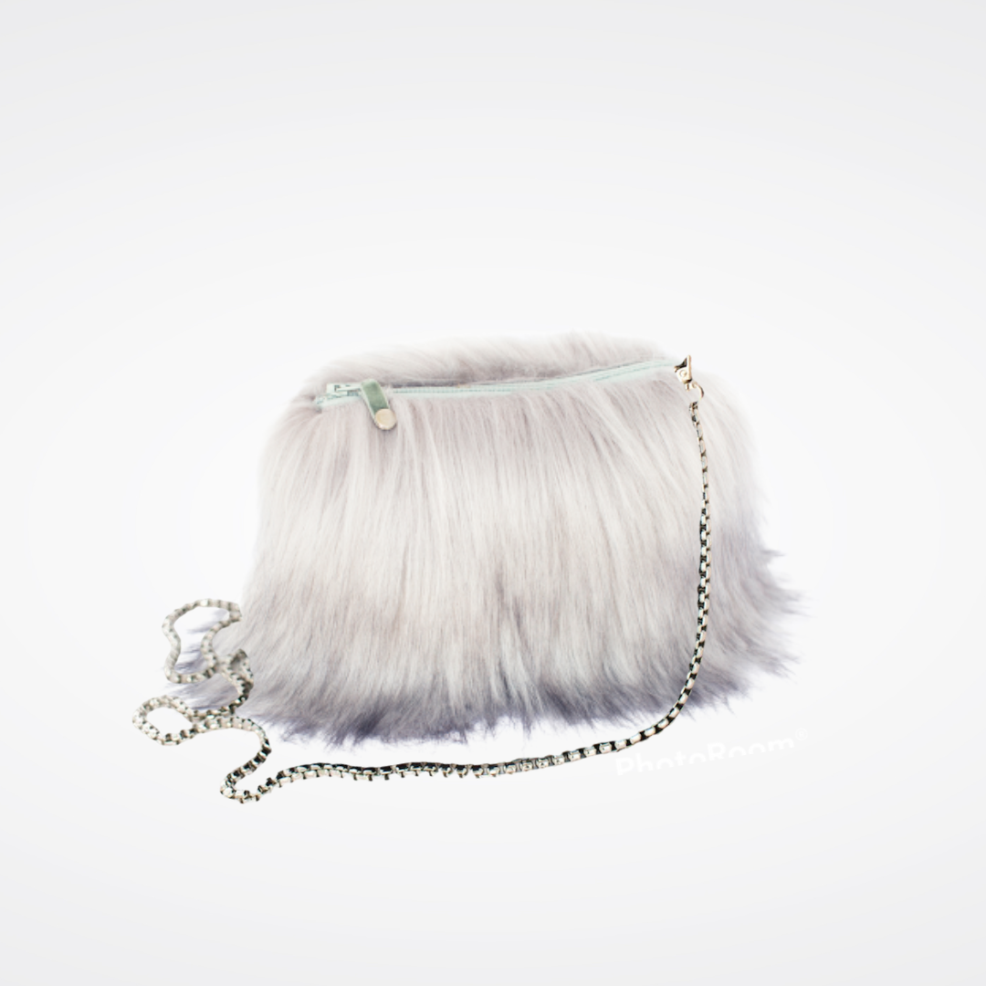 Sac pochette en fausse fourrure Maison Prélonge couleur himalaya perle