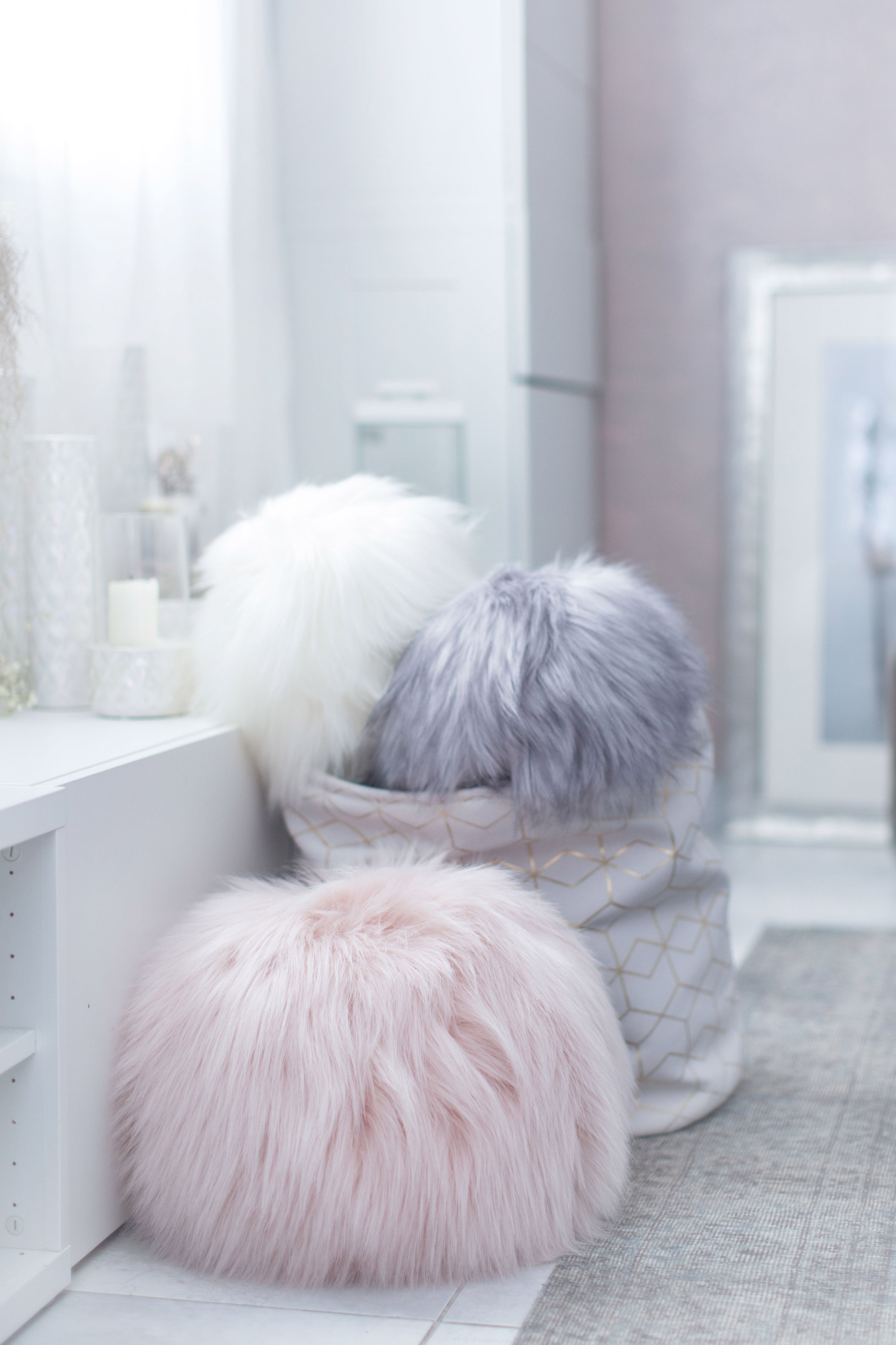 Coussin rond Snowball en fausse fourrure Maison Prélonge